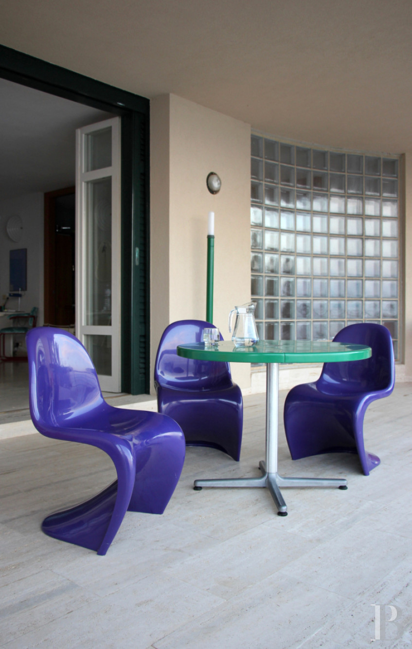 En Sicile, à l’est de Palerme, une maison d’inspiration moderniste en balcon sur la mer - photo  n°25